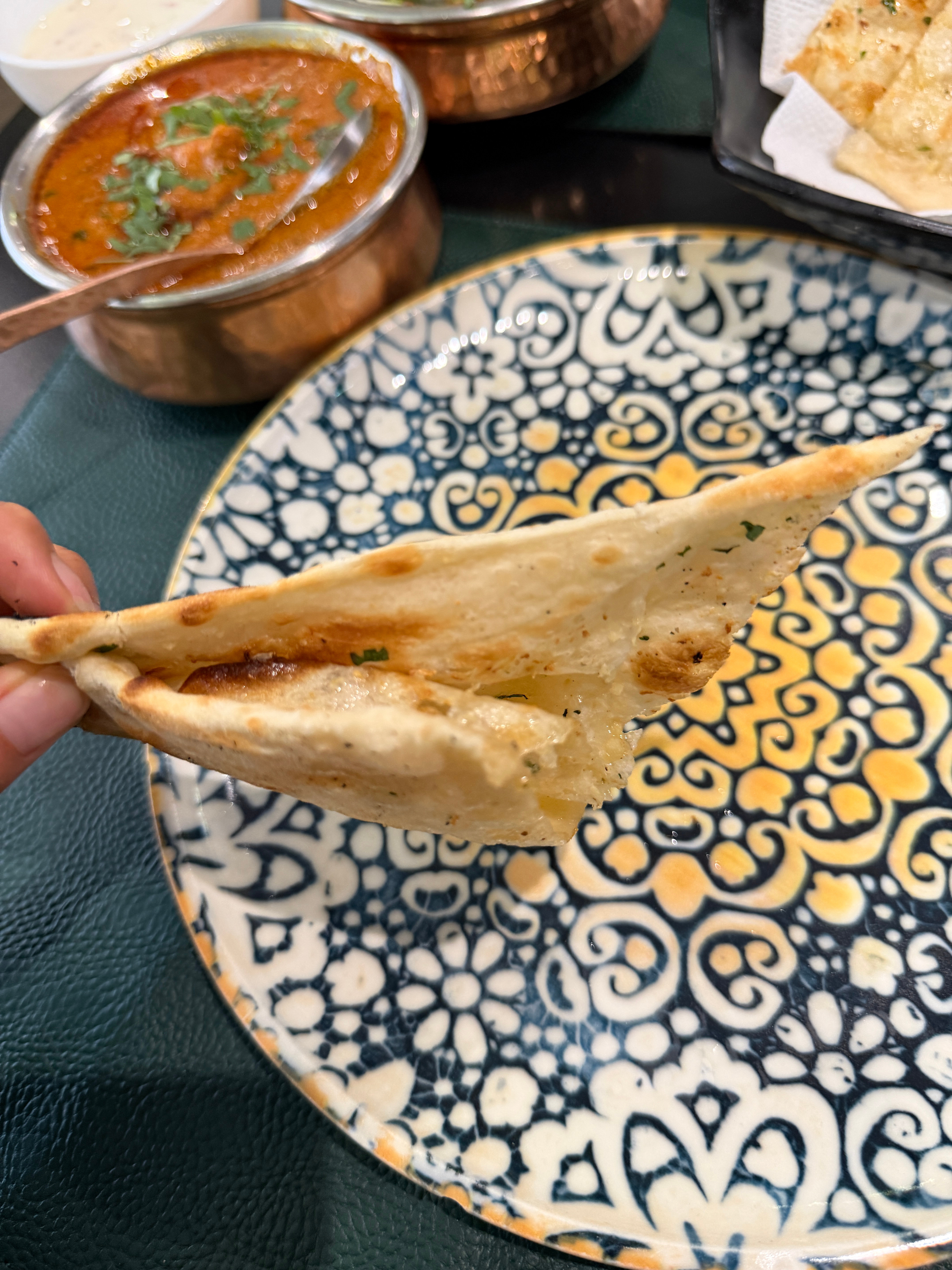 来这一段时间感觉当地菜是真不好吃，还不如印度菜好吃，印度馕配咖喱真是香的没话说