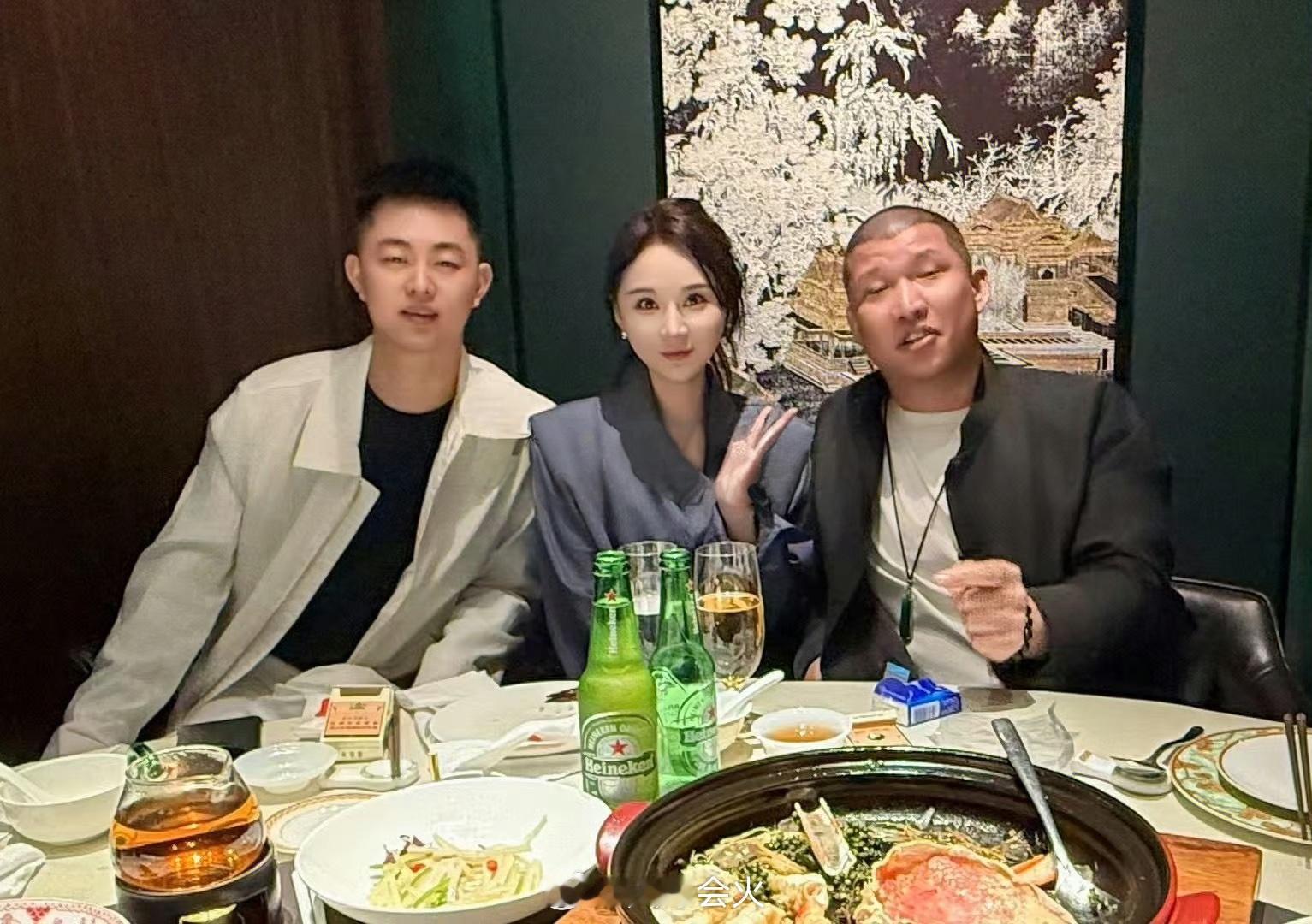 沈曼与老二分手后，去找了二驴和巴扎黑吃饭...瘦成干了[吃瓜]​​​