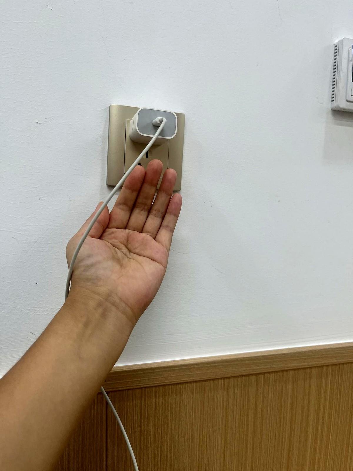 自带充电头也被拒，尴尬到抠脚老板一句没插孔，把我钉在门口上午手机剩8%，我拎
