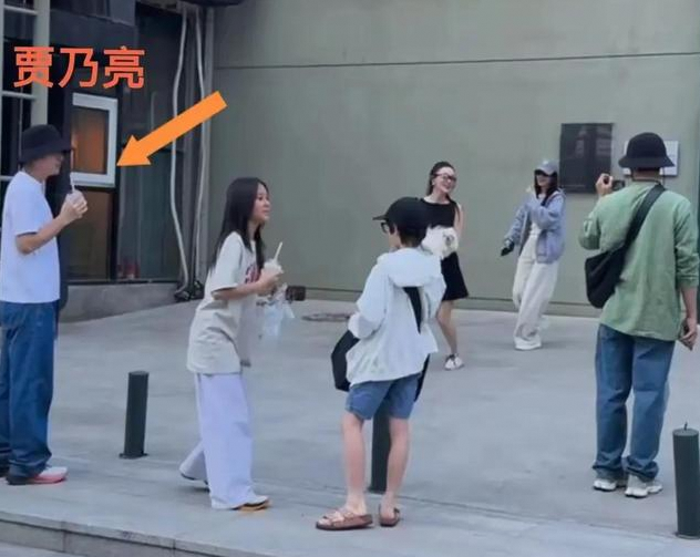 贾乃亮李小璐同框出游与霍思燕一家同行却零交流