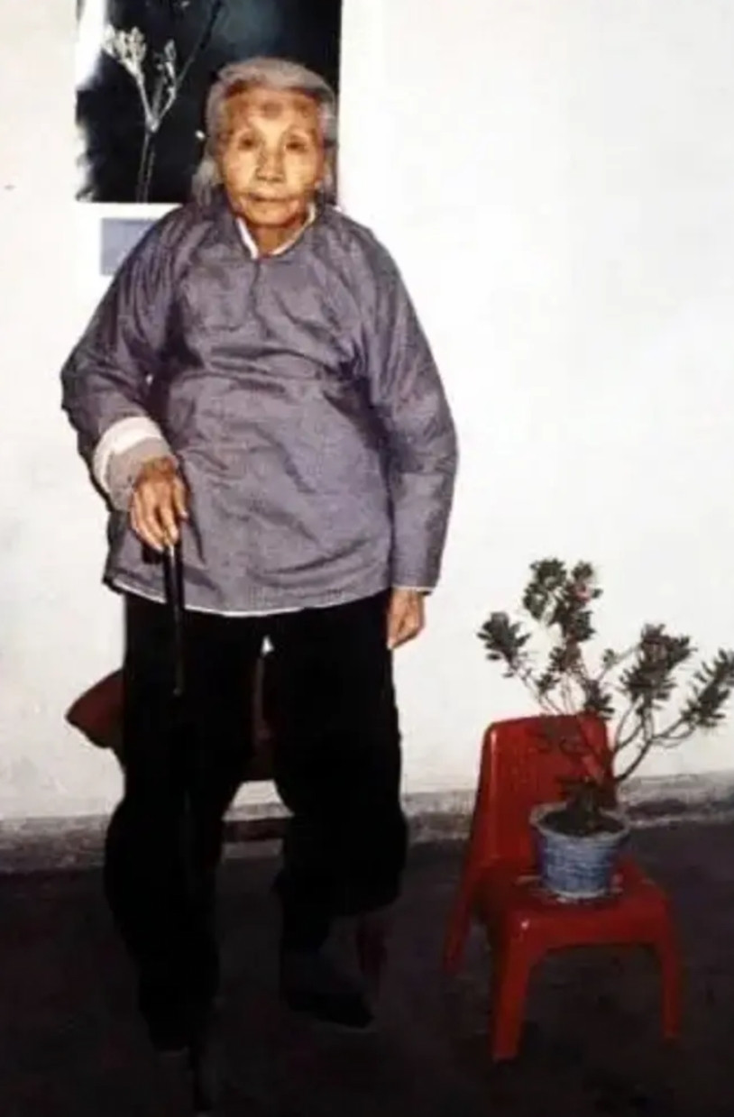 1992年，88岁老奶奶叮嘱孙子说道：我死后，一定要好好保存遗体，将来会出现奇迹