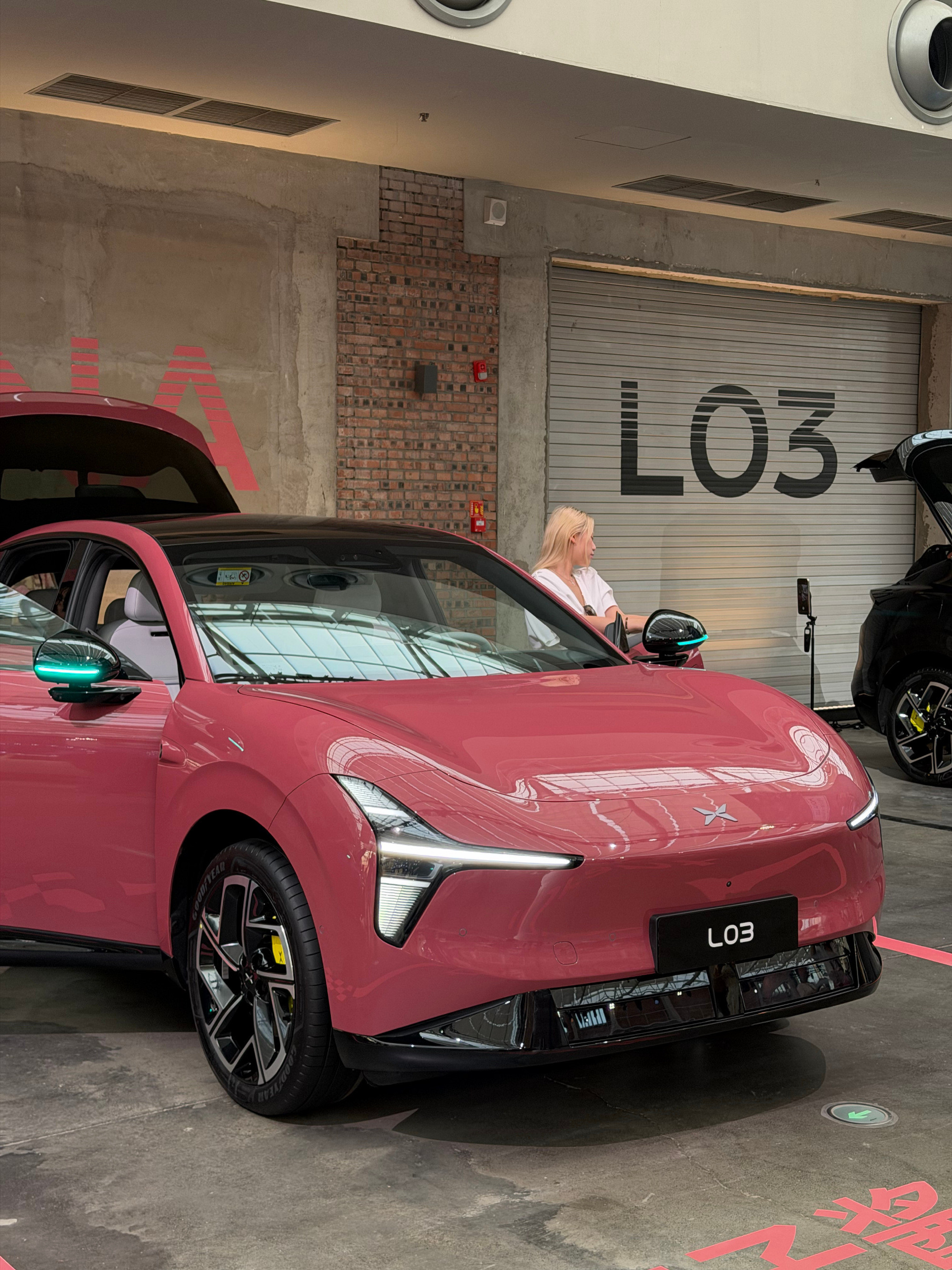 7月2日，小鹏MONA首款轿跑SUV L03正式启动预售，六款车型预售...