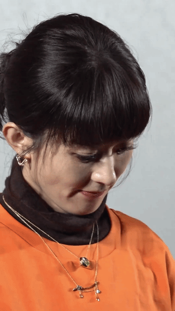 赵丽颖这张留着自然岁月痕迹的脸越看越耐看，很有故事感，她的眼神坚定且纯净，哪怕只