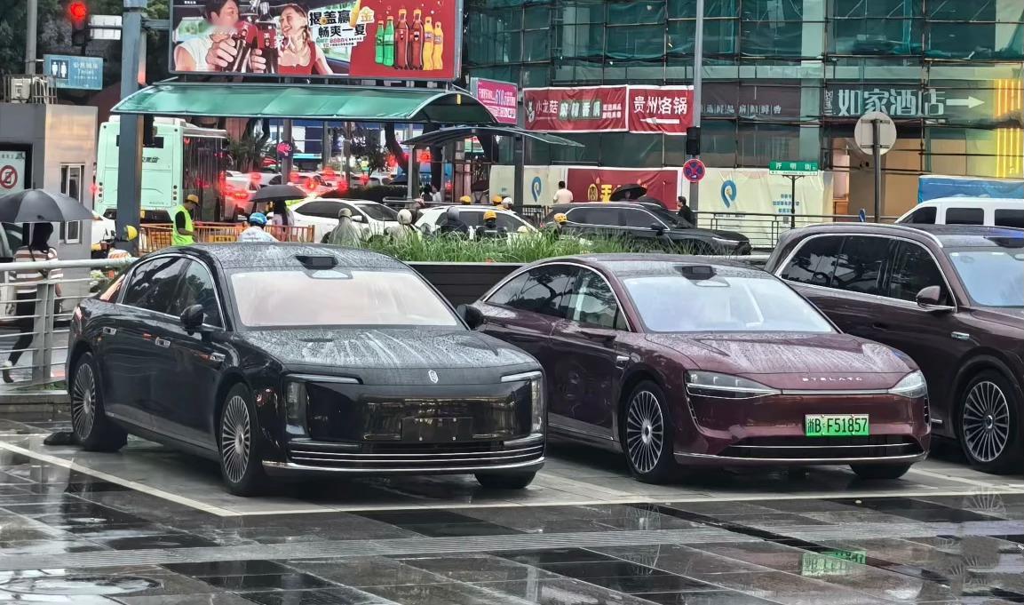 难得一见，尊界S800和享界S9增程版同框。现在这两款车的关系类似奔驰S级和E级