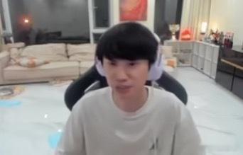 Doinb：现在不管我怎么样，但是以前我靠lol吃饭，我打职业的时候是除了lol