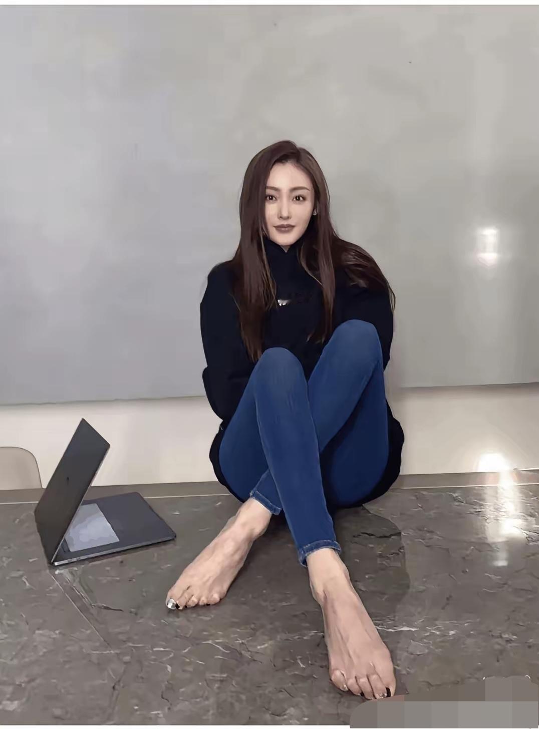 从头美到脚的内地影视女演员，演过《太子妃升职记》《中国机长》，衣服简约又很大方，
