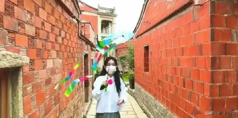赵丽颖打卡芜湖古城，穿衬衫百褶裙放风筝，学院风打扮邻家感十足！赵丽颖​​​[