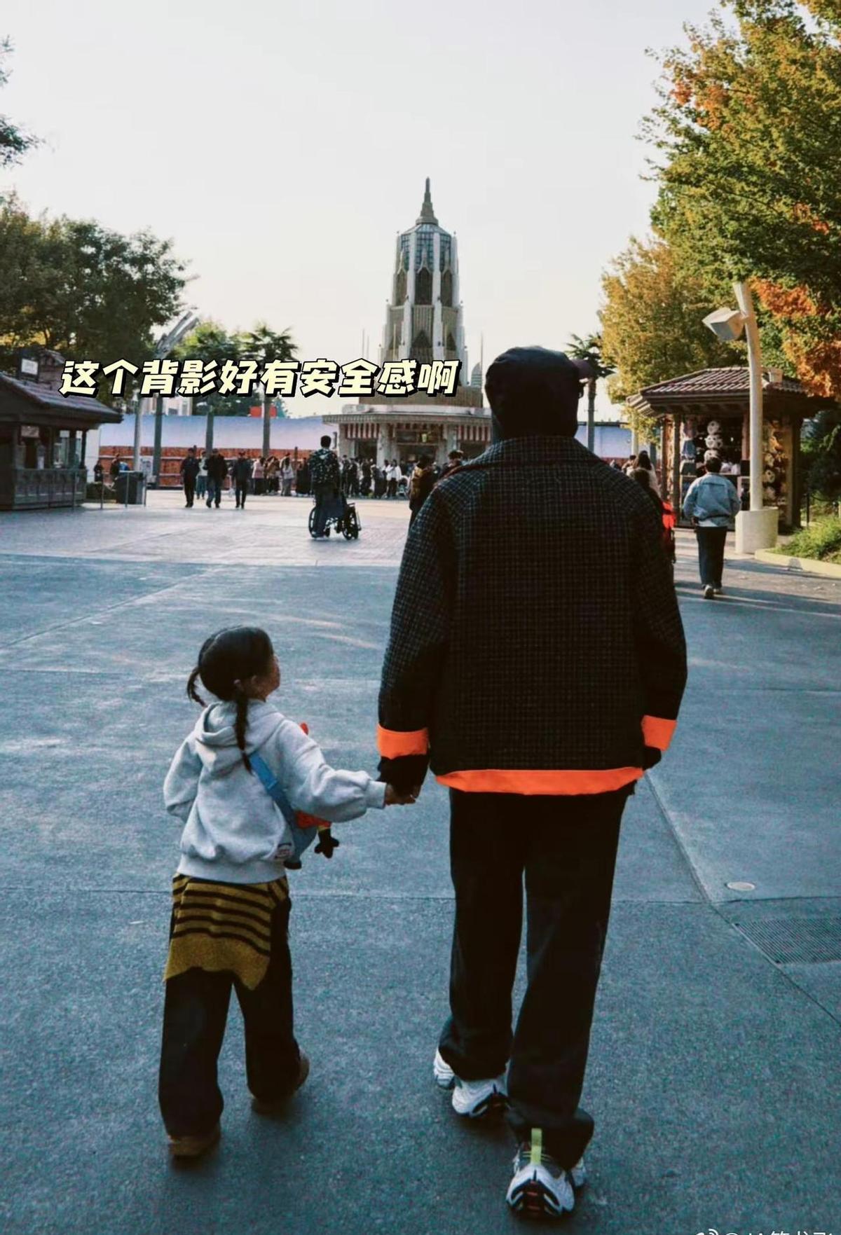 檀健次带干女儿逛商场，没摆拍，没热搜，就只是个干爹陪娃玩。符龙飞俩口子在边上笑