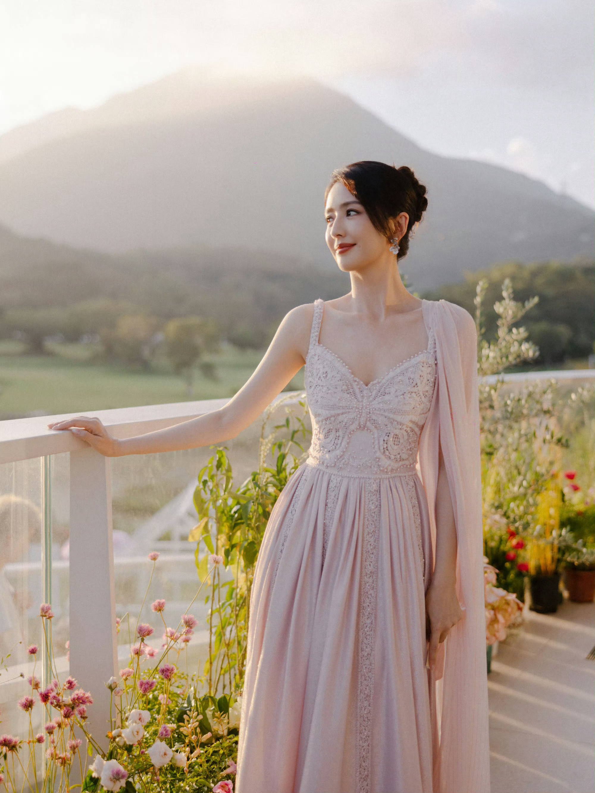 佟丽娅神女舞姿佟丽娅宫灯一开年味就来了九敏！佟丽娅跳舞也太好看了，自带一种神圣