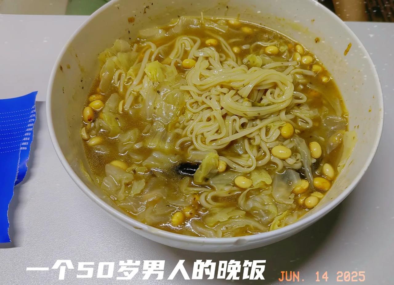 省钱过日子，晚餐简易版，中午的剩菜放上面条，就是一顿。面补充碳水，豆子补充蛋白