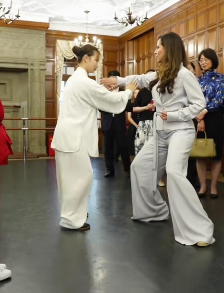 塞尔维亚总统夫人塔玛拉打卡中福会少年宫，沉浸式解锁中国文化，全程超接地气。看到小