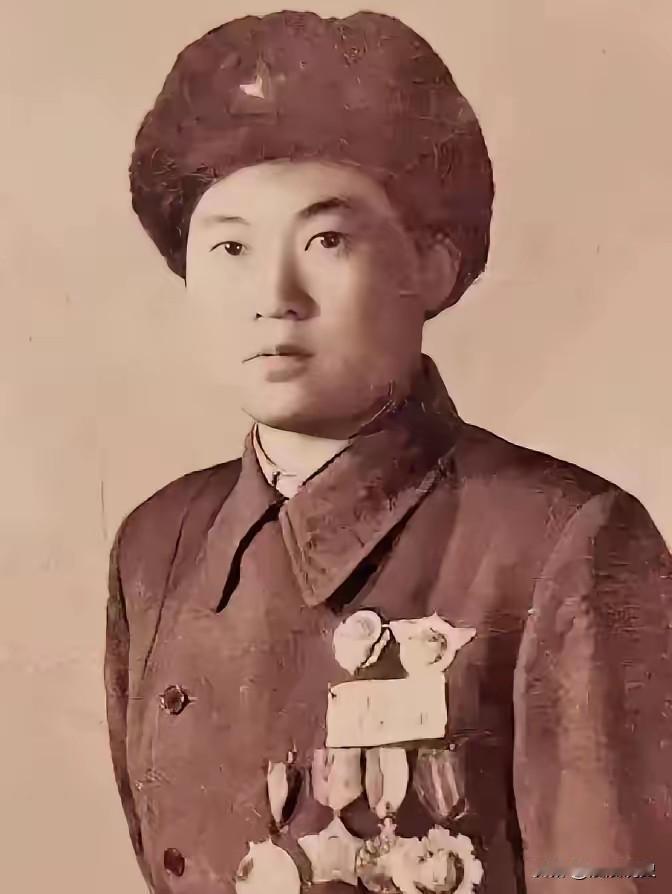 1950年，战斗英雄下身血流不止，医生正要帮她脱裤治疗，她强忍疼痛阻止说：“让女