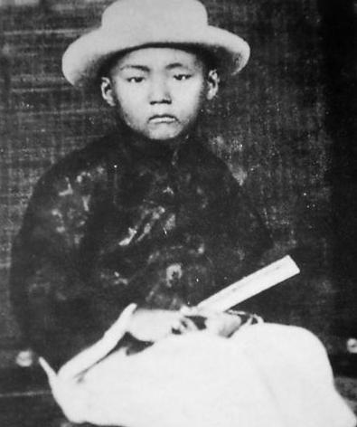 1920年，山东曲阜的孔府，王宝翠在产房待产，孔府上下佣人神色紧张，孔府有荷枪实