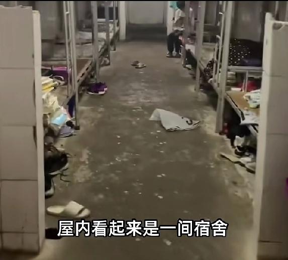 公厕改宿舍？湖南一校24人挤半开放空间引热议湖南一学校爆出离谱操作，疑似把
