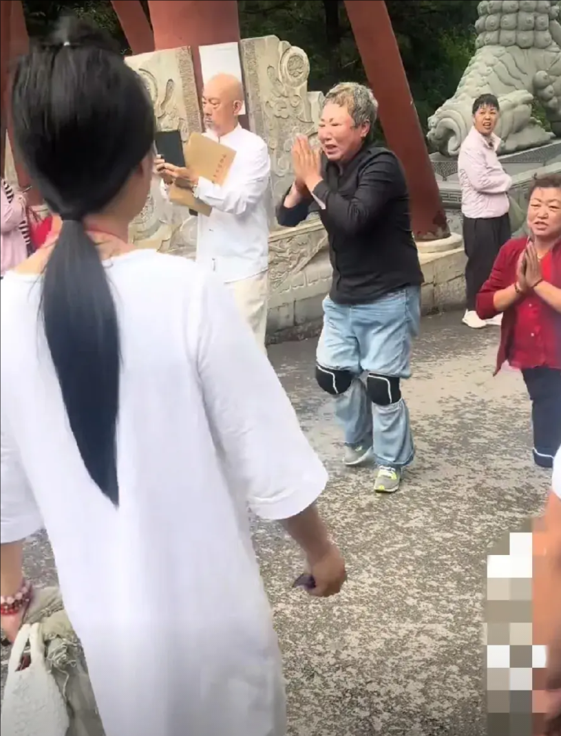 大妈们在五台山偶遇得道的百岁高僧，激动的泣不成声跪地叩拜……视频中，两位大妈膝