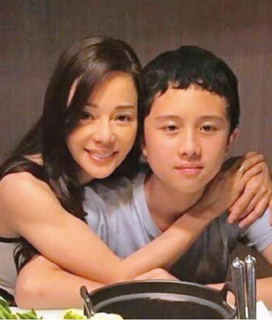 畸形母爱：狄莺12年母乳、15年同床，儿子18岁仍不能独自出门，最终走向犯罪