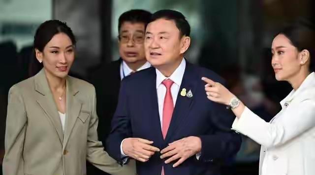 泰国前总理佩通坦及其家人又去曼谷监狱看望父亲他信！不难看出，每次去看望他信时现场