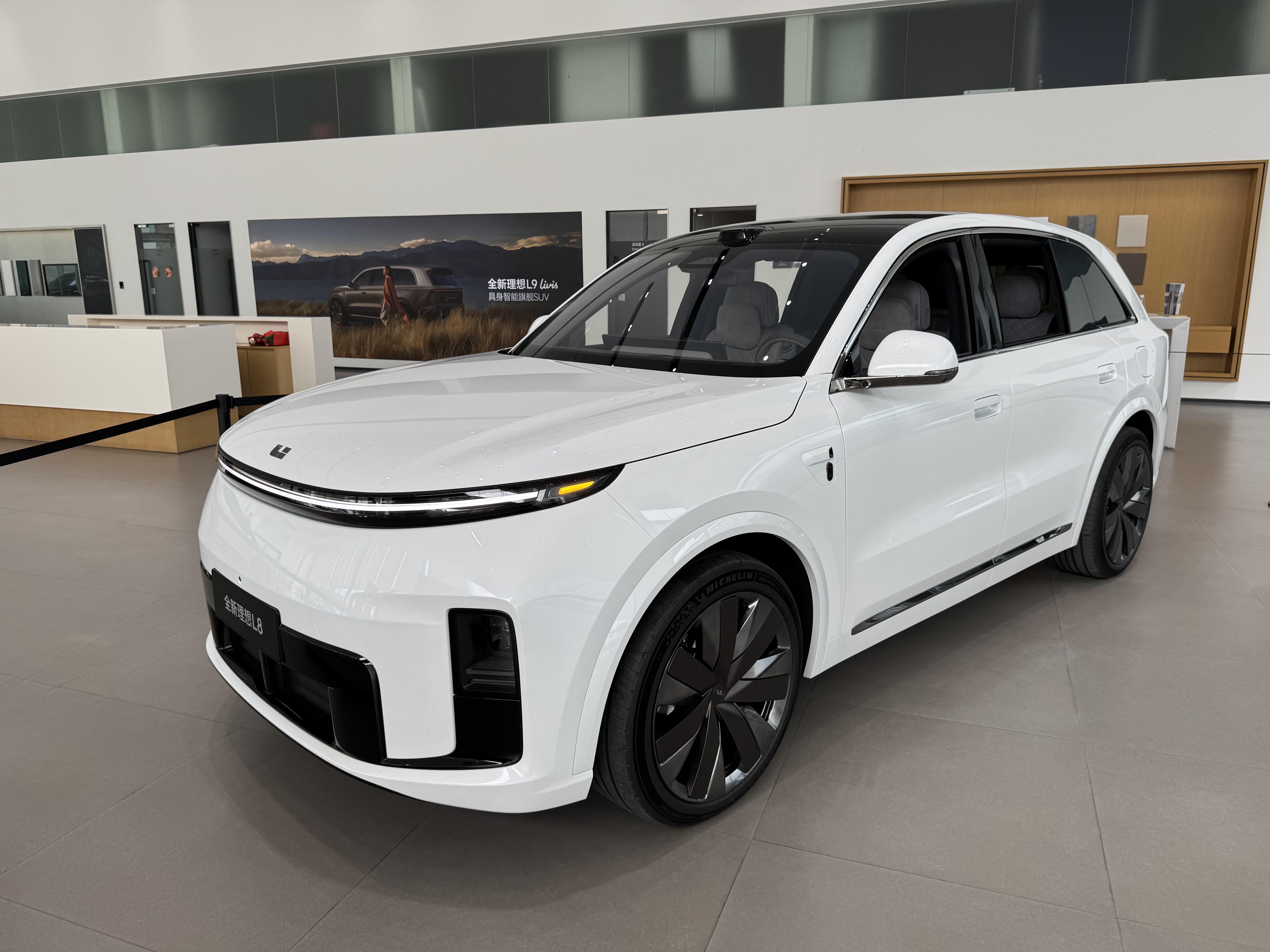 全新理想L8到店实拍！续航1670km，后排零重力座椅“卷”出新高度
