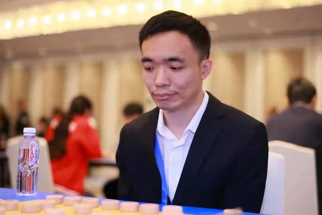 全国象棋个人赛，精彩激烈。夺冠热门人选曹岩磊，遇到了业余赛场上的高手，鏖战六个小