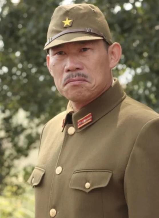 拍《亮剑》的时候，剧组因为资金紧张，找不到会日语的演员，于是导演来到片场对那些群