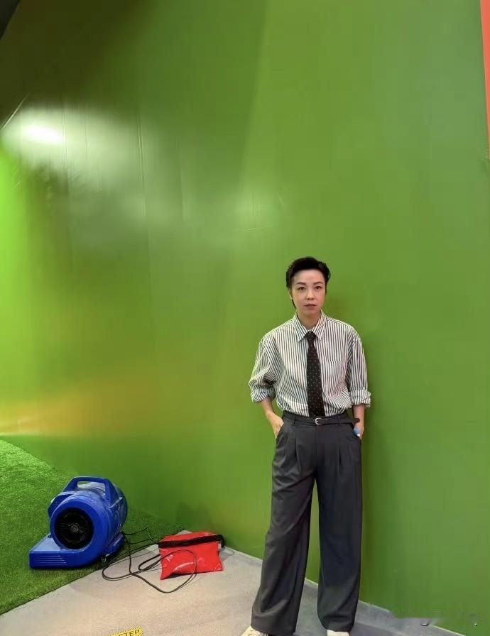 还是第一次看张怡宁走中性风，梳大背头穿衬衫系领带，英姿飒爽，有点撞脸歌手李玉刚。