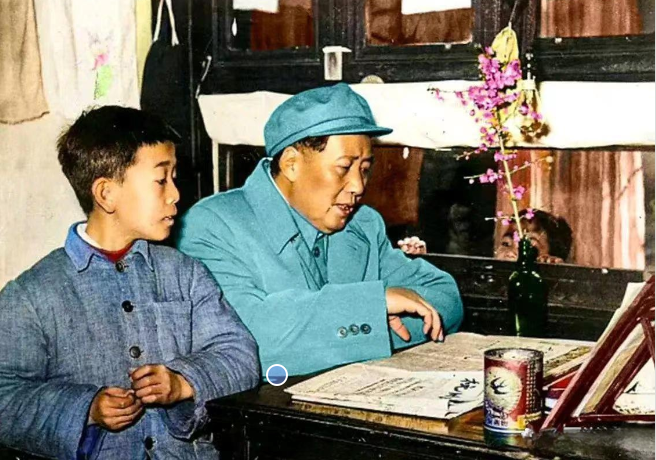 这个小孩子年龄那么小，可能根本意识不到坐在他身边的是谁。许多年过去了，当年的那个