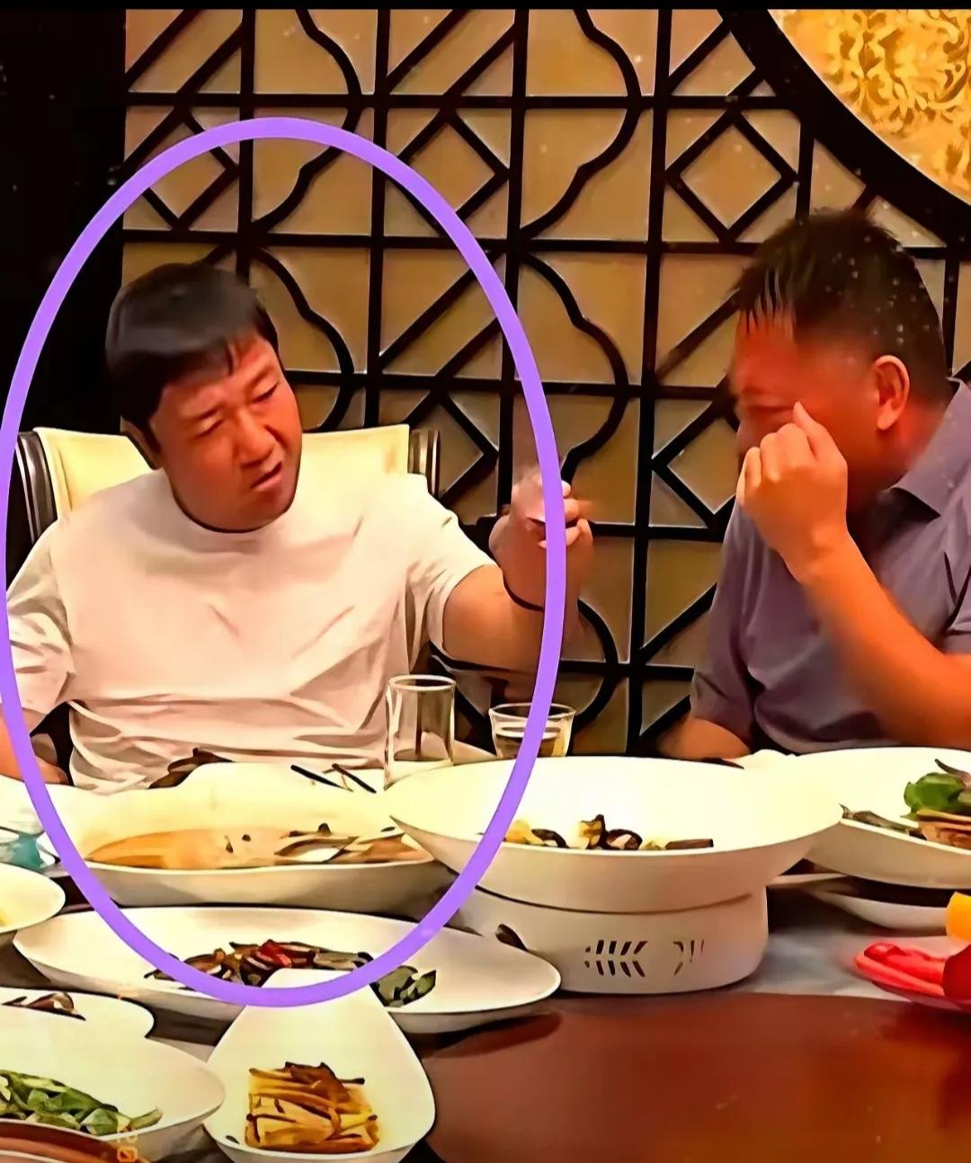 损友现在应该恨透贾冰了本想让他身败名裂没想到子弹拐个弯射向他自己这个结果