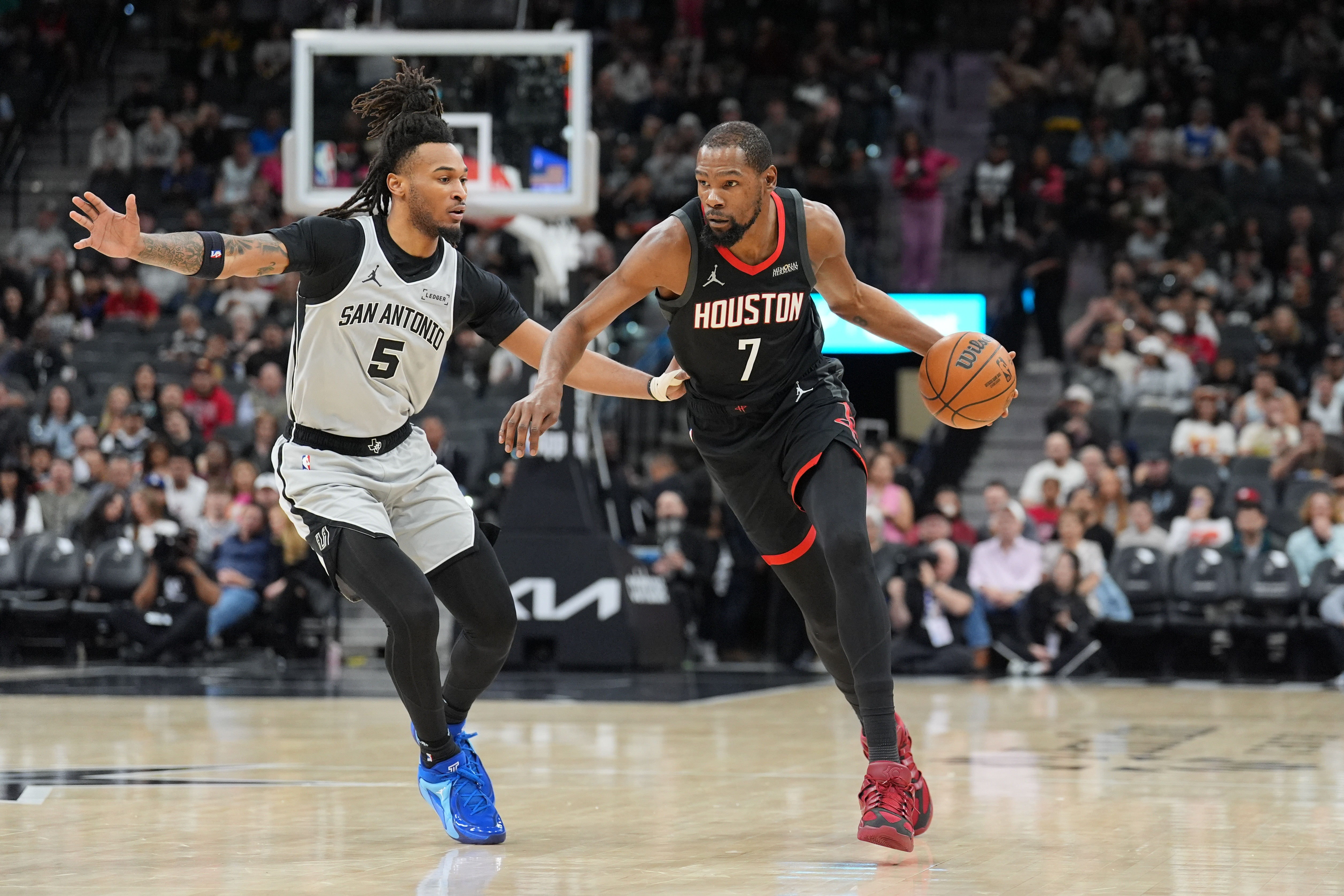 火箭队上赛季表现不错，他们最终战绩是西部第二，52胜30负，排名相当的稳定。而本