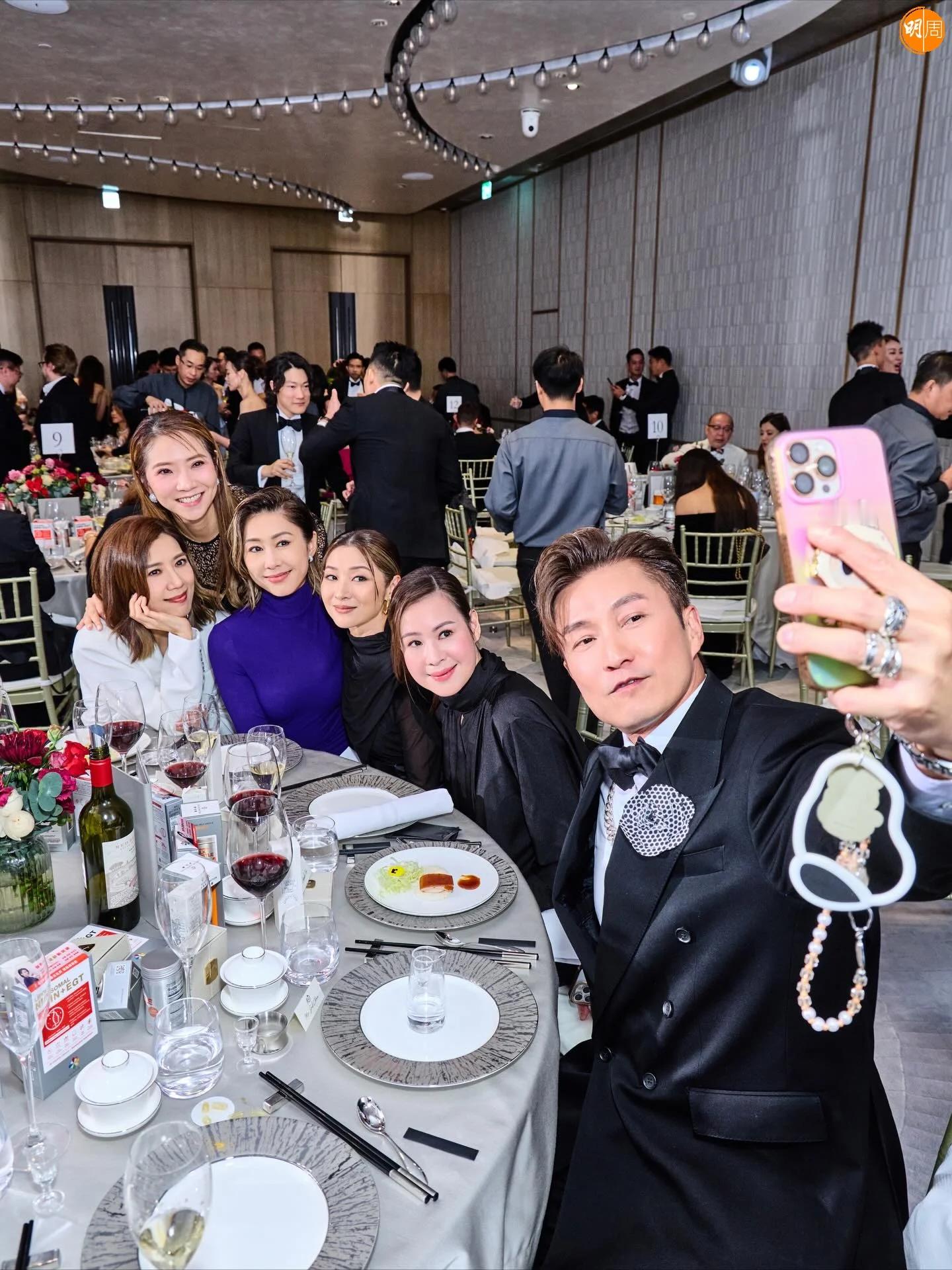 胡杏儿于2015年与当时交往未满一年的李乘德（Philip）闪婚，婚后育有