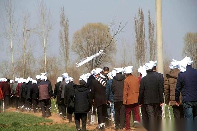 堂嫂上午人没了，下午就送去烧了。真的，就这么快。我收到消息的时候，人都傻了，