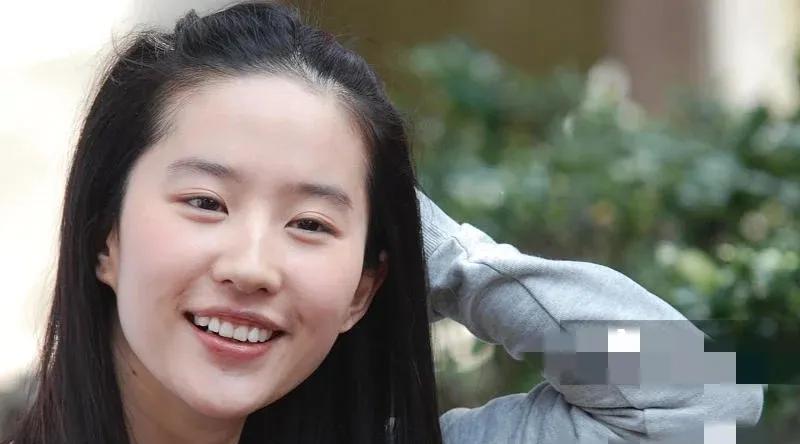 刘亦菲素颜照，她不化妆的眼睛也太小了吧？#刘亦菲淡妆造型#