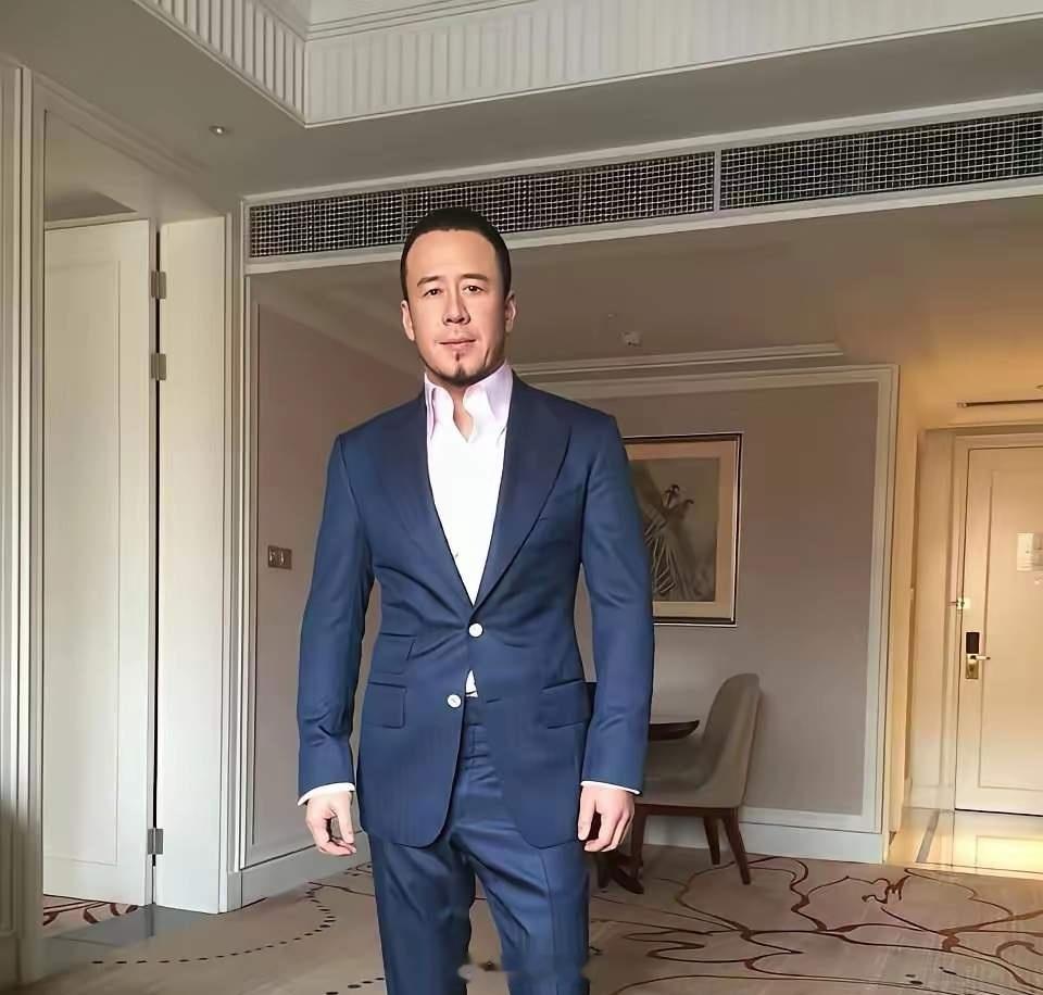 杨坤这次参加歌手被淘汰，我好奇查了一下，不查不知道，一查才发现，杨坤53岁了居然