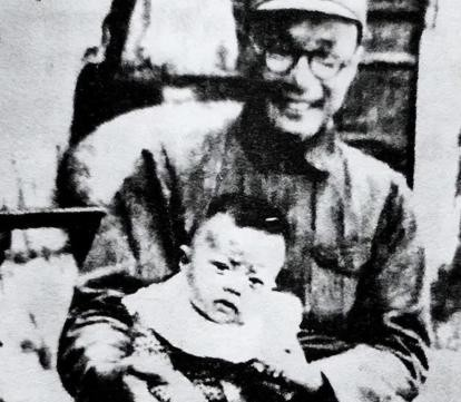 1945年深夜，一男子爬进了延安保育院的窑洞。突然，他拿出锋利的匕首，残忍地将