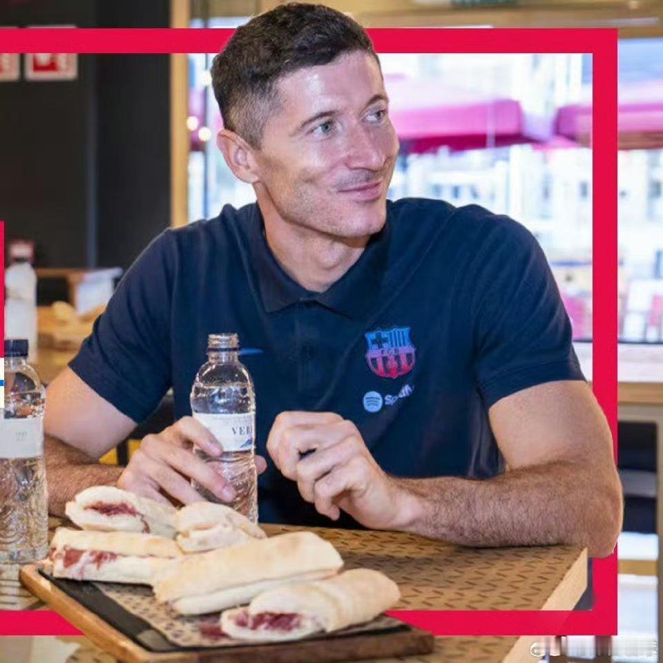 莱万回忆，刚加盟巴萨时，他发现球队就餐时的肉类品种远没有拜仁多了。他非常惊奇，后