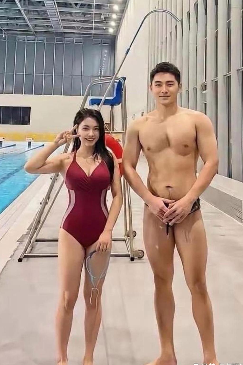 一眼看过去，这两个人也太般配了！游泳馆里拍下的一幕，女生一袭酒红色泳衣笑容