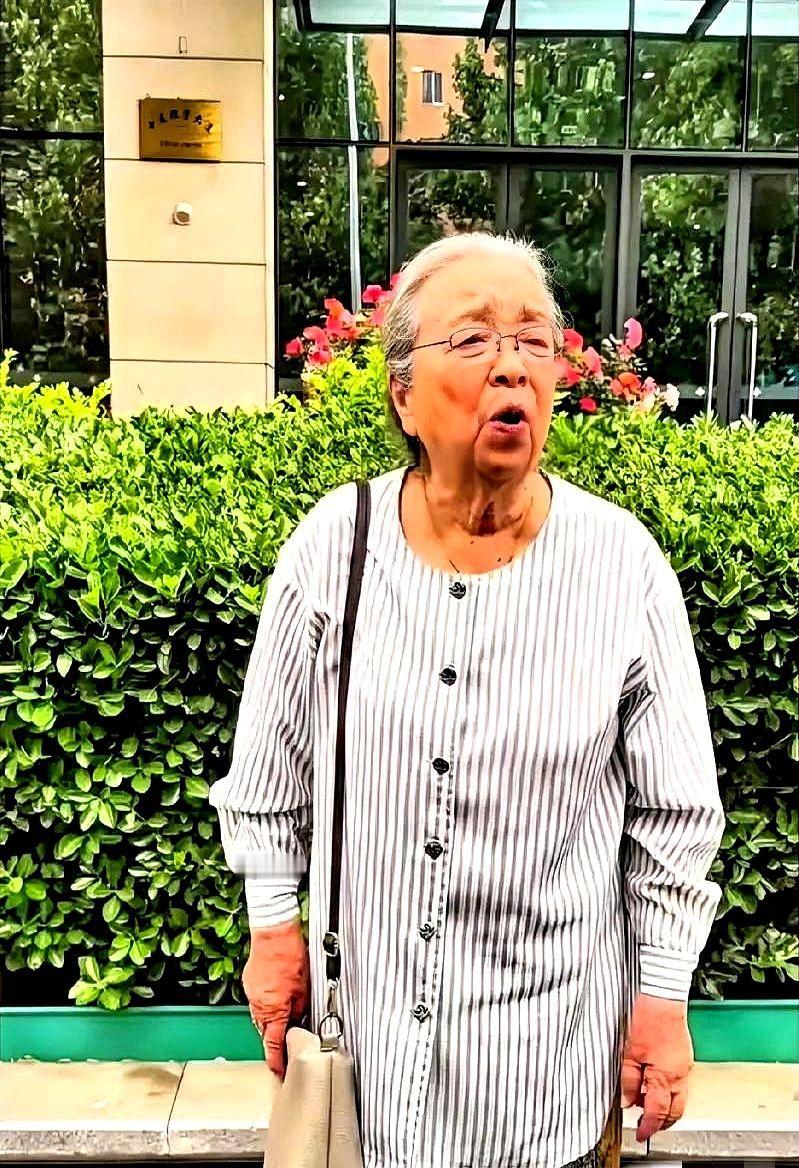 90岁李明启现身菜市场，听见那个名字时还是愣住了。28年前她把反派演得太绝。