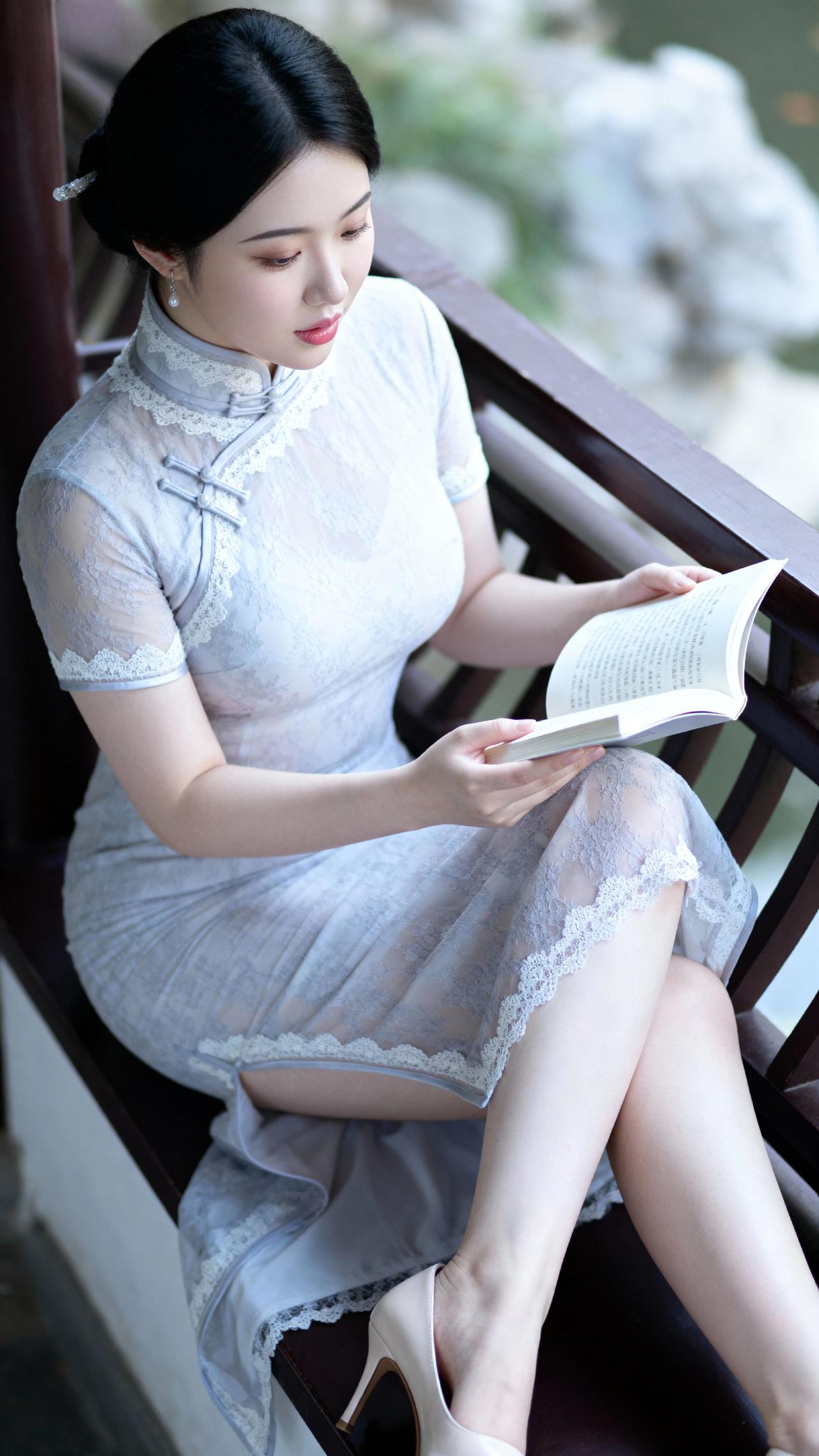 竹篱茅舍晚风清，不羡朱门锦绣程。江山再盛非我愿，唯盼君安岁长宁。日常分享古典