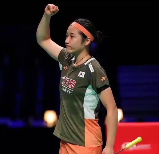 刚刚结束了一场2025羽毛球年终总决赛女单首场半决赛，女单世界排名第一的韩国天才