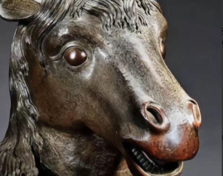 2019年，澳门赌王何鸿燊将流失海外的圆明园马首重金买回，无偿捐给祖国！可谁也