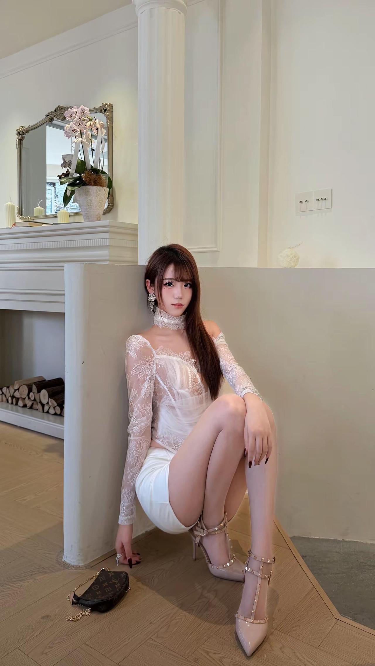 如果全世界都指责你那姐姐就蹲下来抱抱你。御姐纯欲穿搭拍照姿势白色系