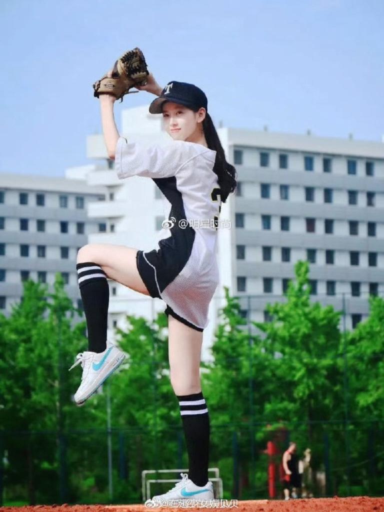 难怪刘强东当年一眼沦陷！奶茶妹妹这颜值，从小美到大，谁看了不心动啊！[思考]