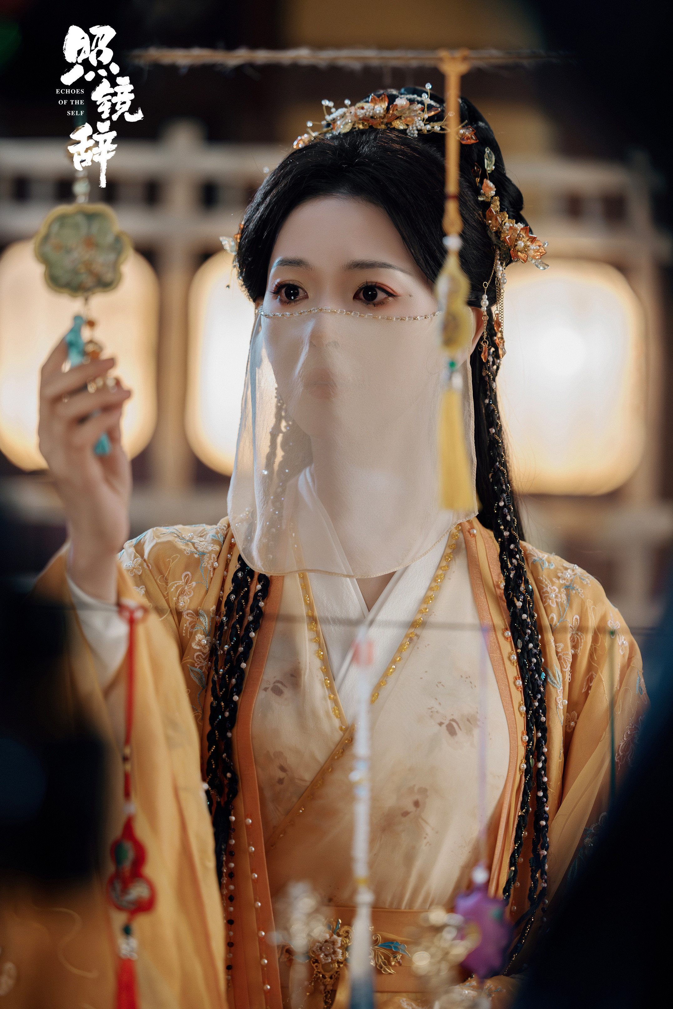 陈瑶一袭华裳，半面轻纱，于灯火阑珊处藏尽风月；一袂青裙，几缕花影，在古意街巷间