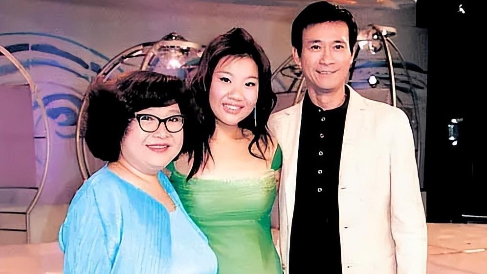 郑欣宜孤身一人祭拜母亲, 情绪失控泪流不止, 受抑郁症困扰已退圈多年