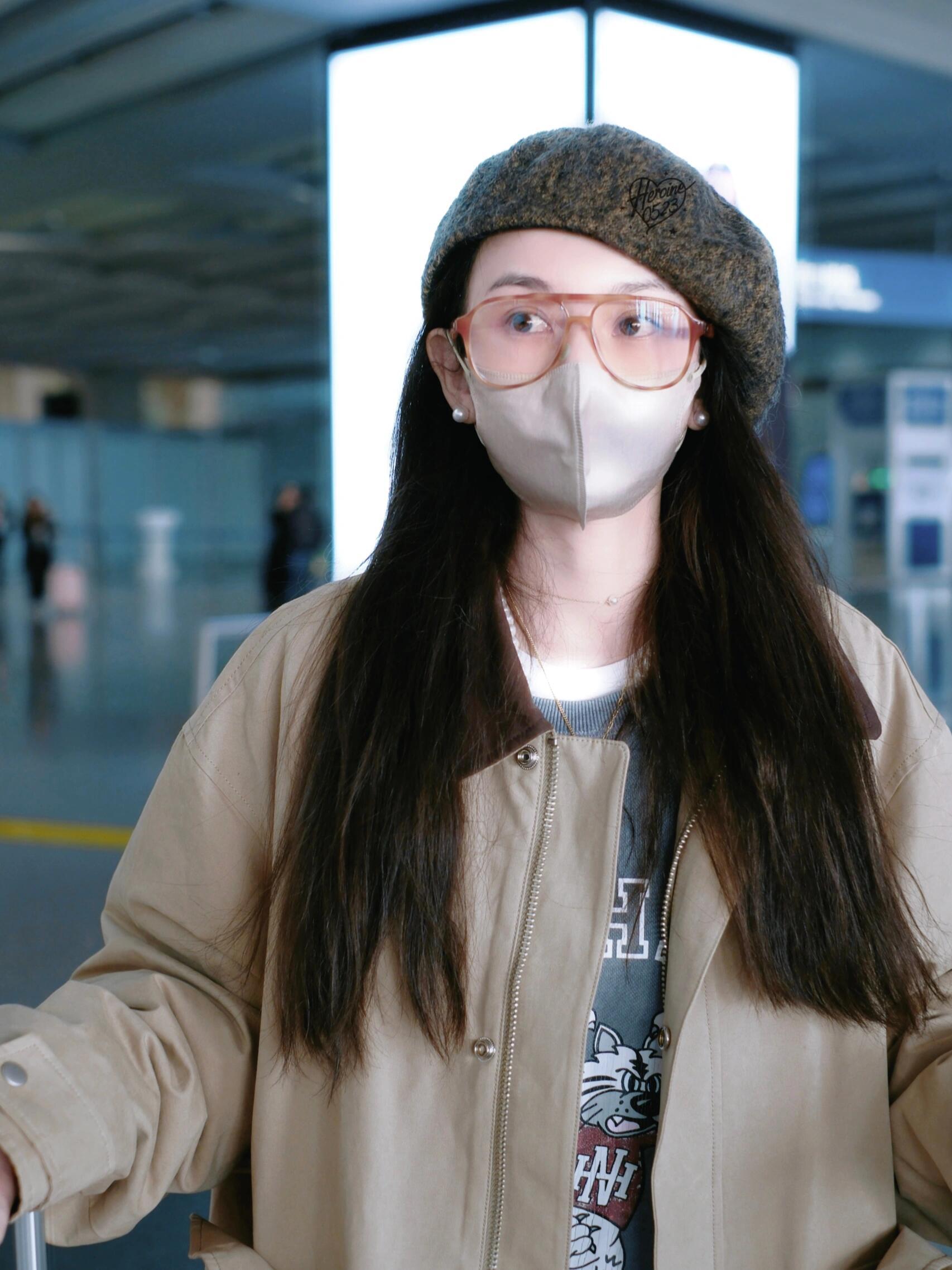 宋祖儿今日机场私服穿搭，久违的机场鹅，这一套穿搭就很宋祖儿，很有自己的风格了