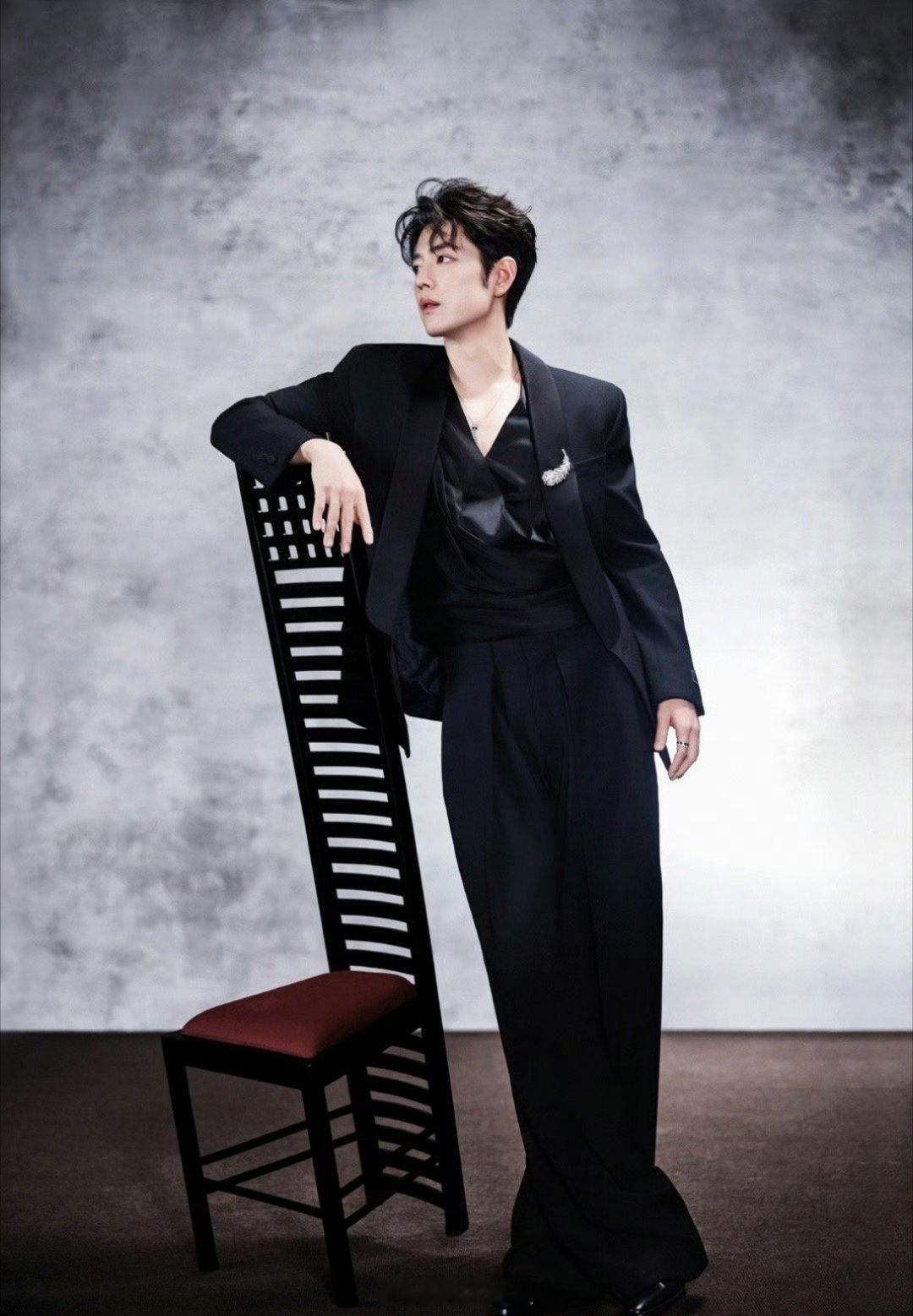 一起来看看肖战的网络视听盛典的活动图，一身黑色西装外配羽毛胸针，低调又不失雅致啊