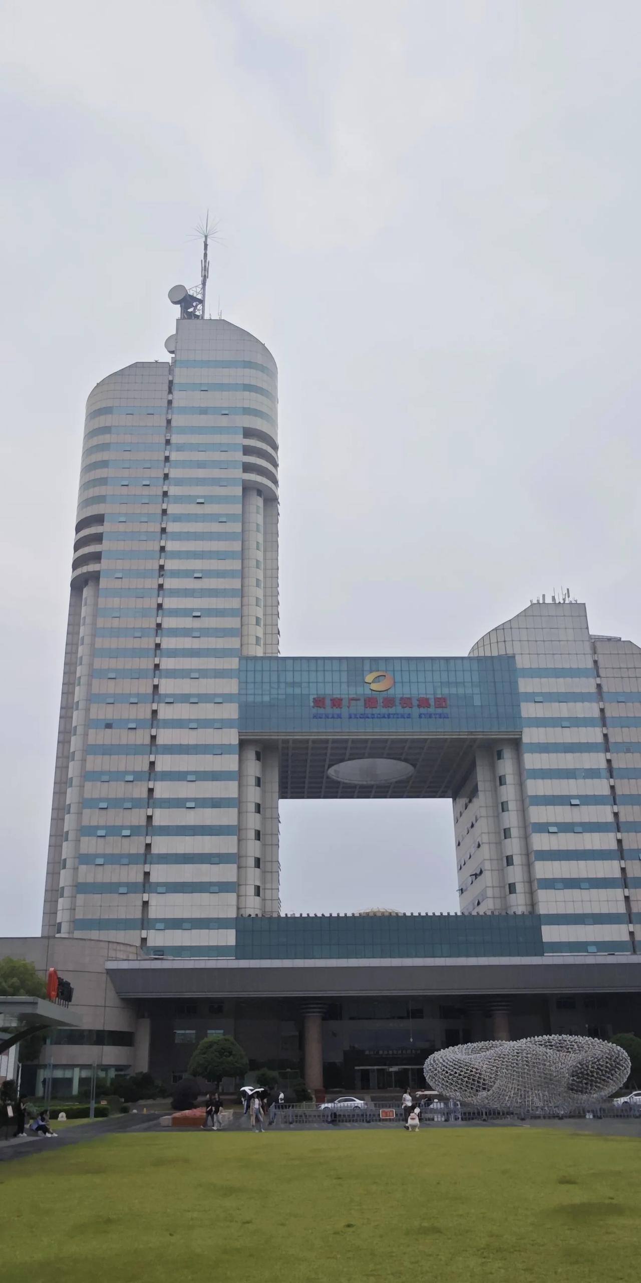 湖南卫视大楼地下停车费5小时40元，看到重庆荣昌免费停车，马路边可以停车，免费景