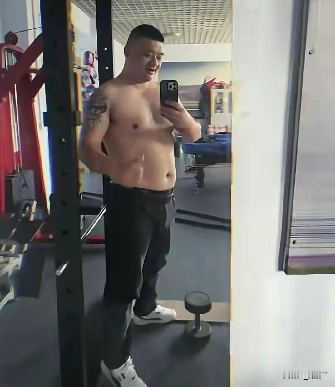 37岁山东帅哥房洪斌去世酷爱健身，卧推能推120公斤去世原因是开车睡着