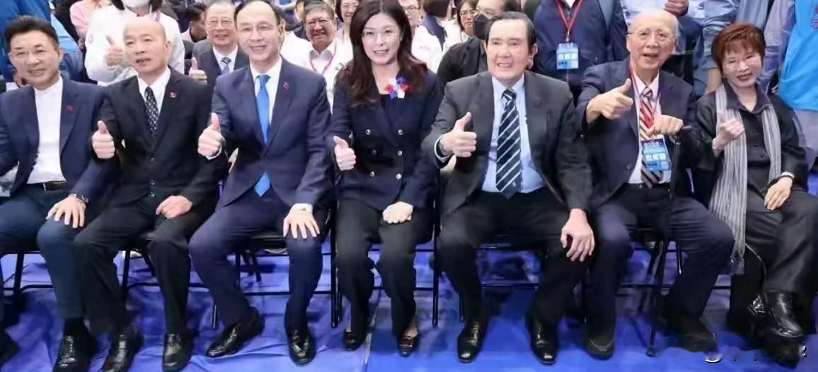 在这七个人中，韩国瑜是唯一一位不是以国民党前主席并列而坐的。