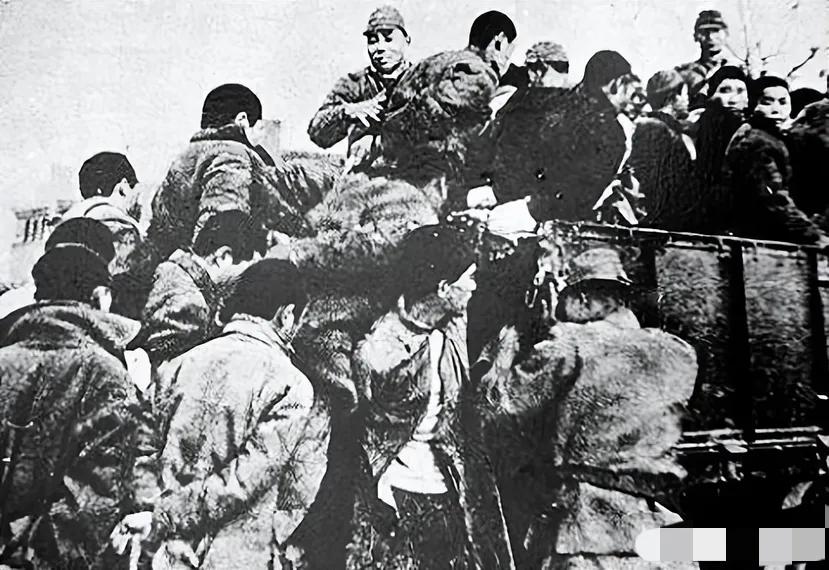 1937年，日本人在堆成山的尸体上浇满了煤油，随后投下了火把，火焰开始肆