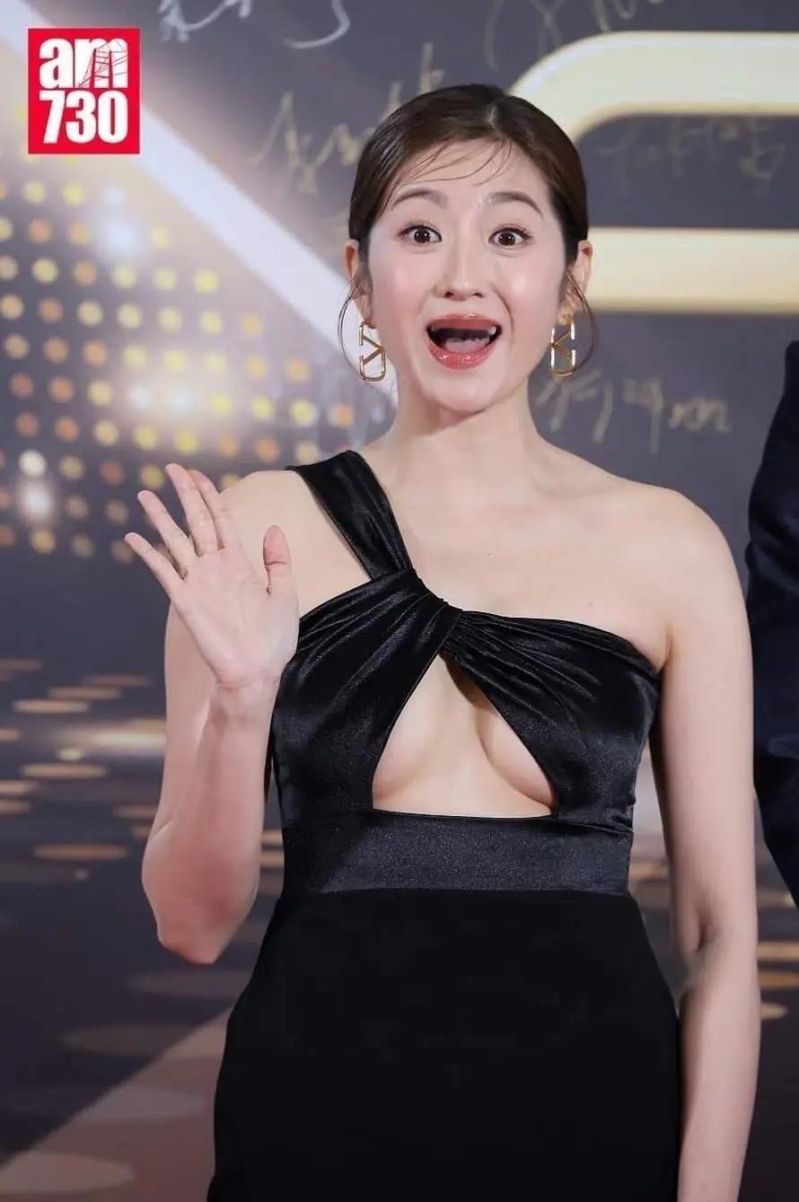 辣眼睛！张自瑶穿衣大胆好性感！44岁的张自瑶，在TVB颁奖礼的红地毯上，她一